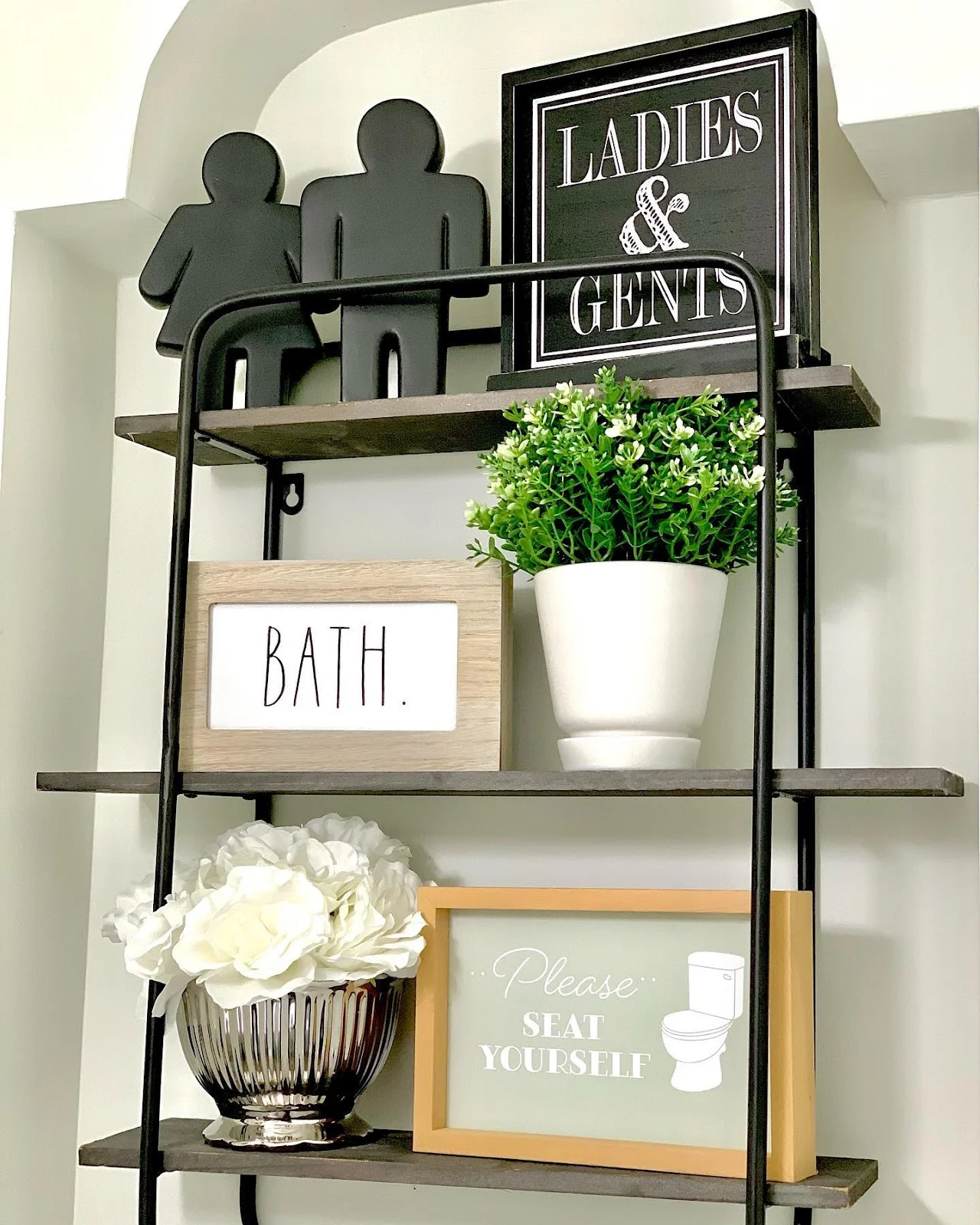 Charming Bathroom Shelf Decor