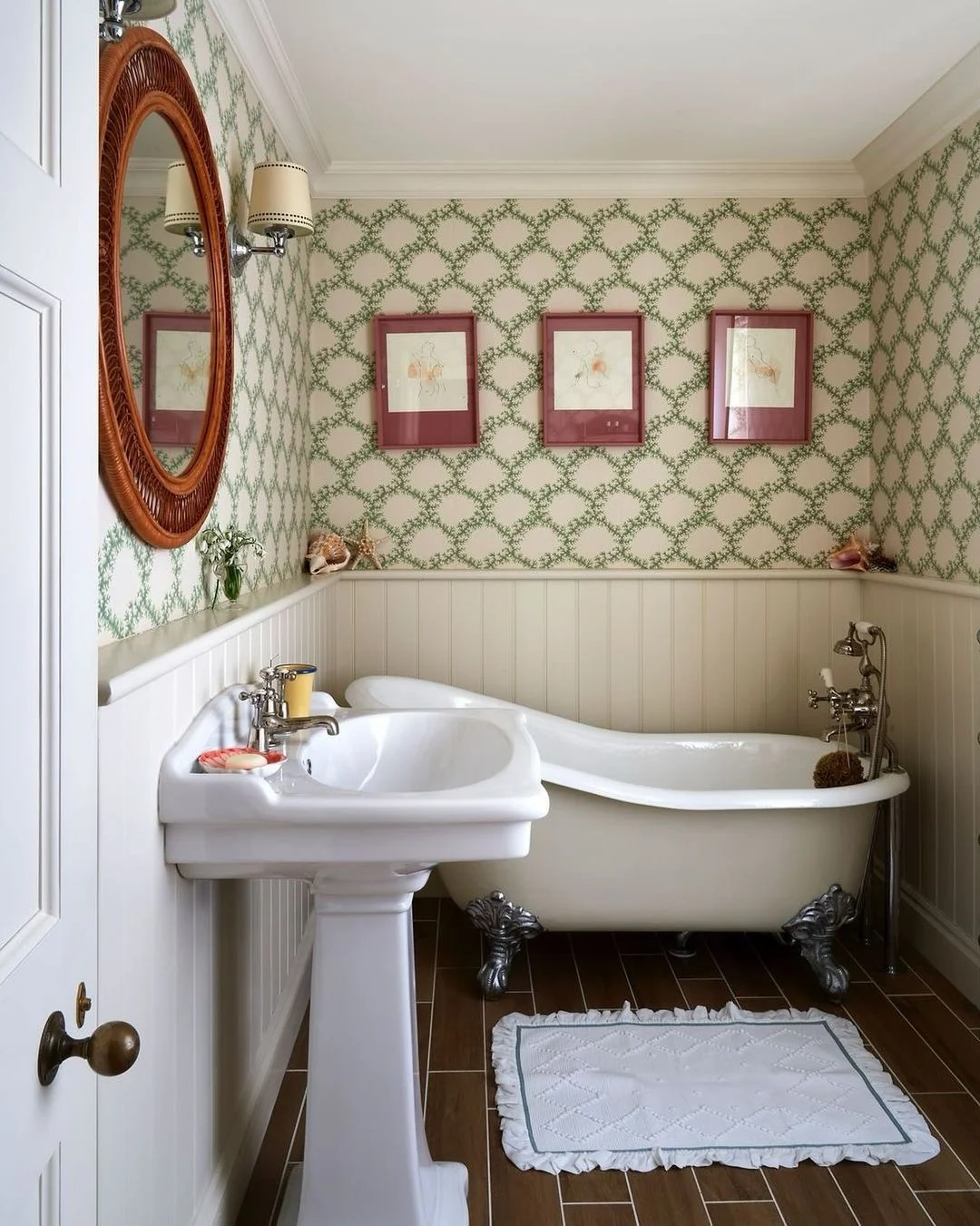 Classic Vine Pattern Bathroom Wallpaper