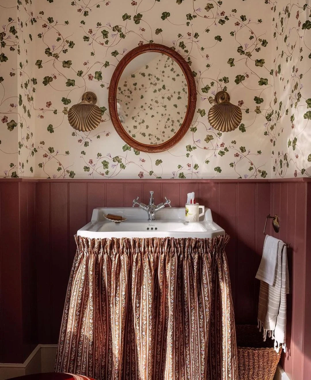 Cottagecore Vine Bathroom Wallpaper