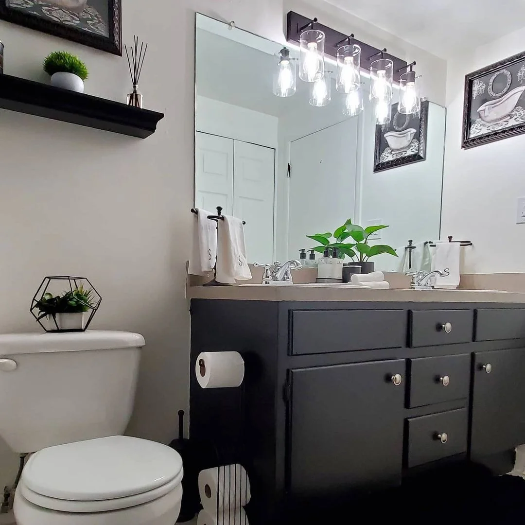 Contemporary Black Vanity: Bathroom Decor Inspiration