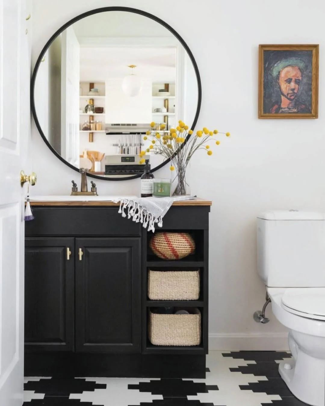 Charming Black Vanity: Cozy Bathroom with Modern Flair