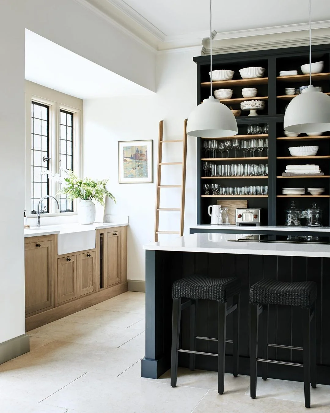 Timeless Mix: Oak and Black in Classic Kitchen