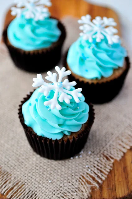 Simple Snowflake Cupcakes