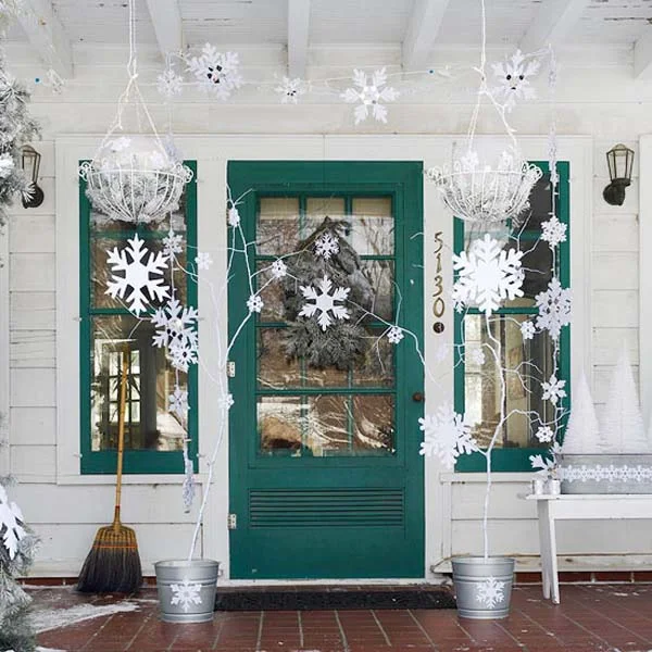 Get a Polished Look with White Christmas Decorations