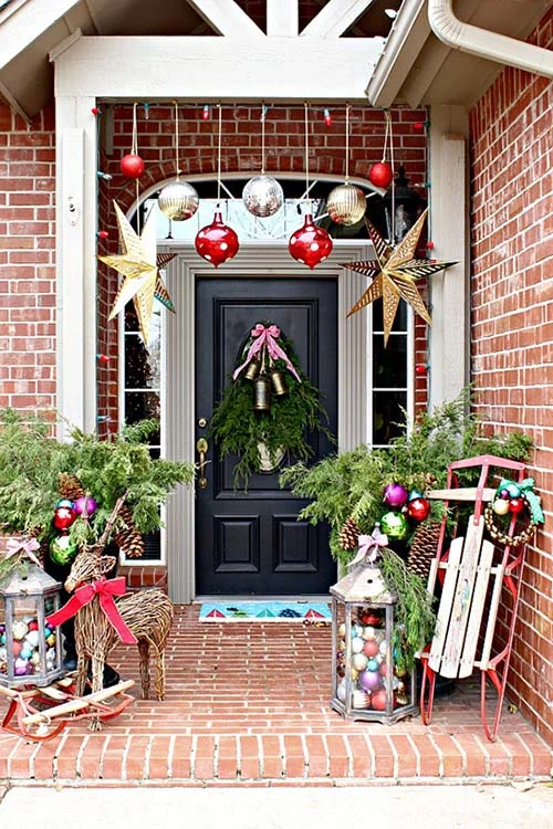 Make a Statement with Your Front Porch Christmas Decorations