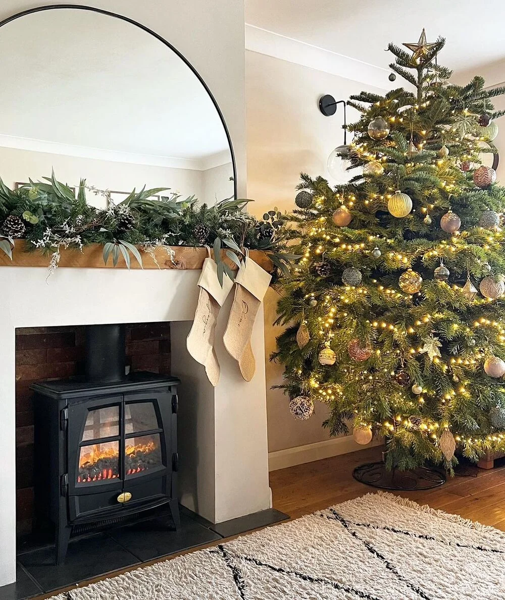 Christmas Mantel with Interior Style