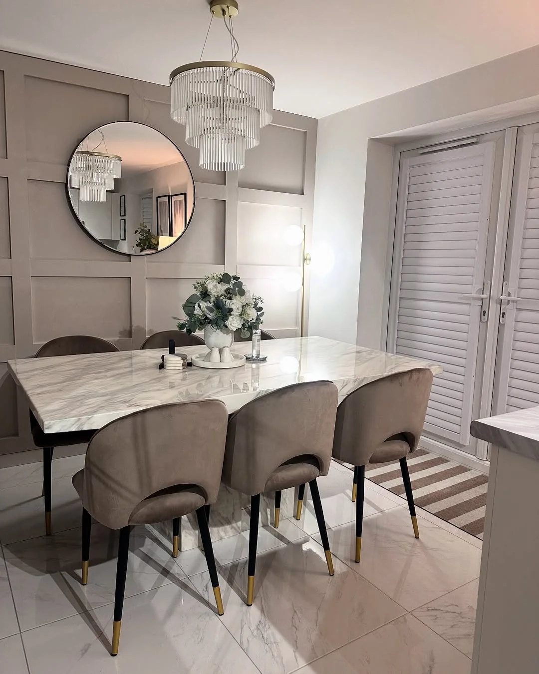 Glamorous Modern Dining Room with Round Mirror