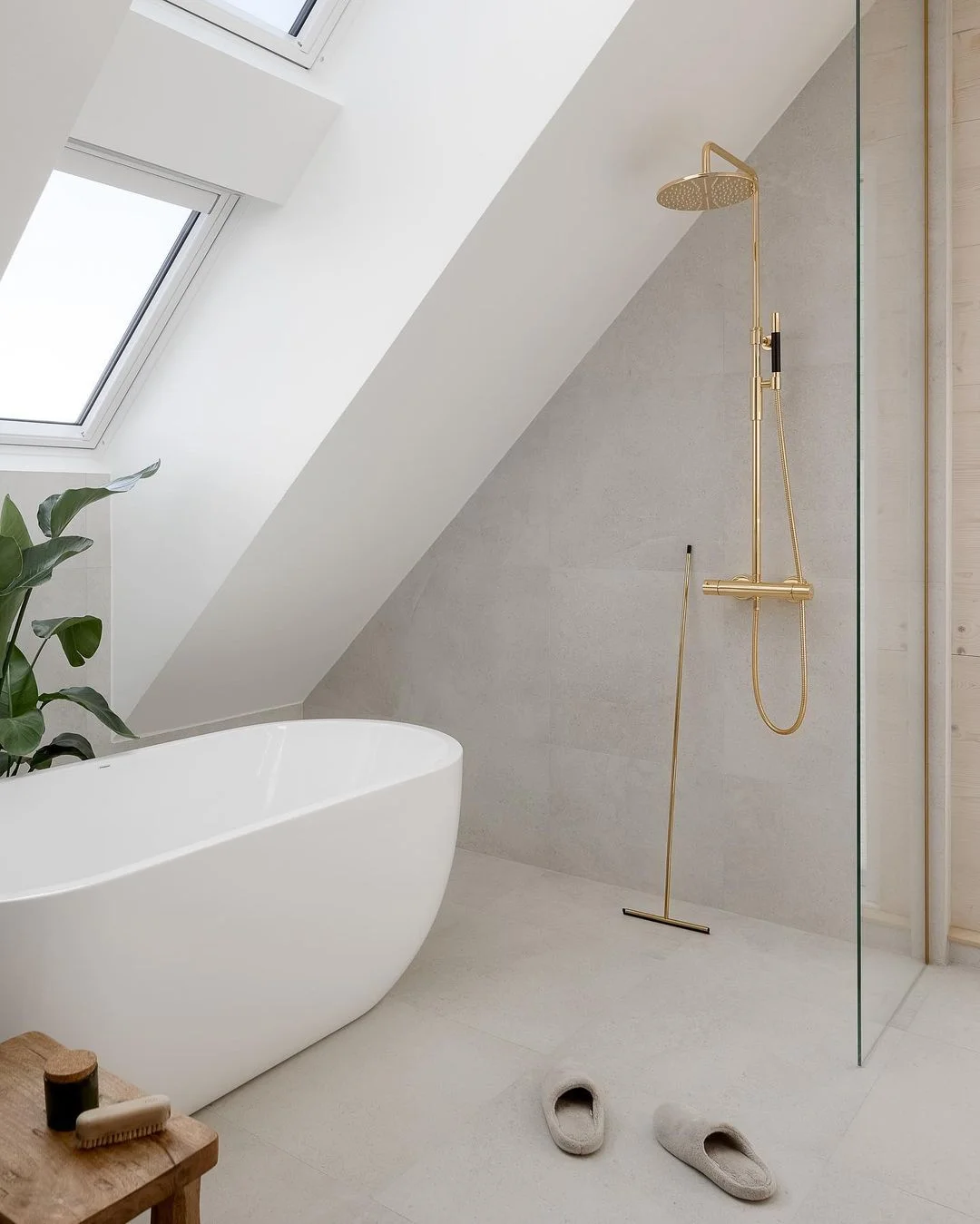 Bright &amp; Minimalist Scandinavian Attic Bathroom