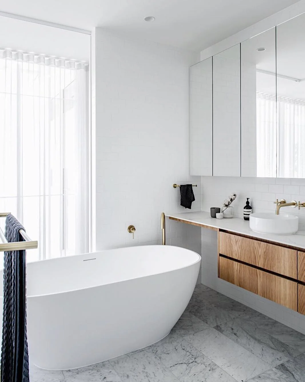 Bright &amp; Airy Scandinavian Bath Dream