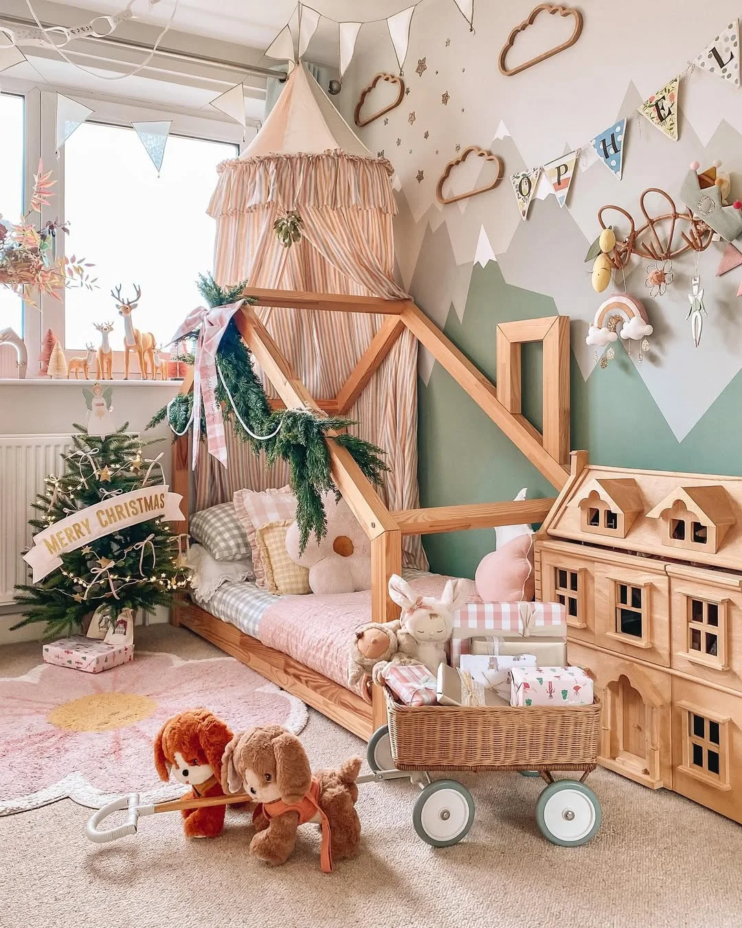 Ophelia&#39;s Cozy Christmas Bedroom