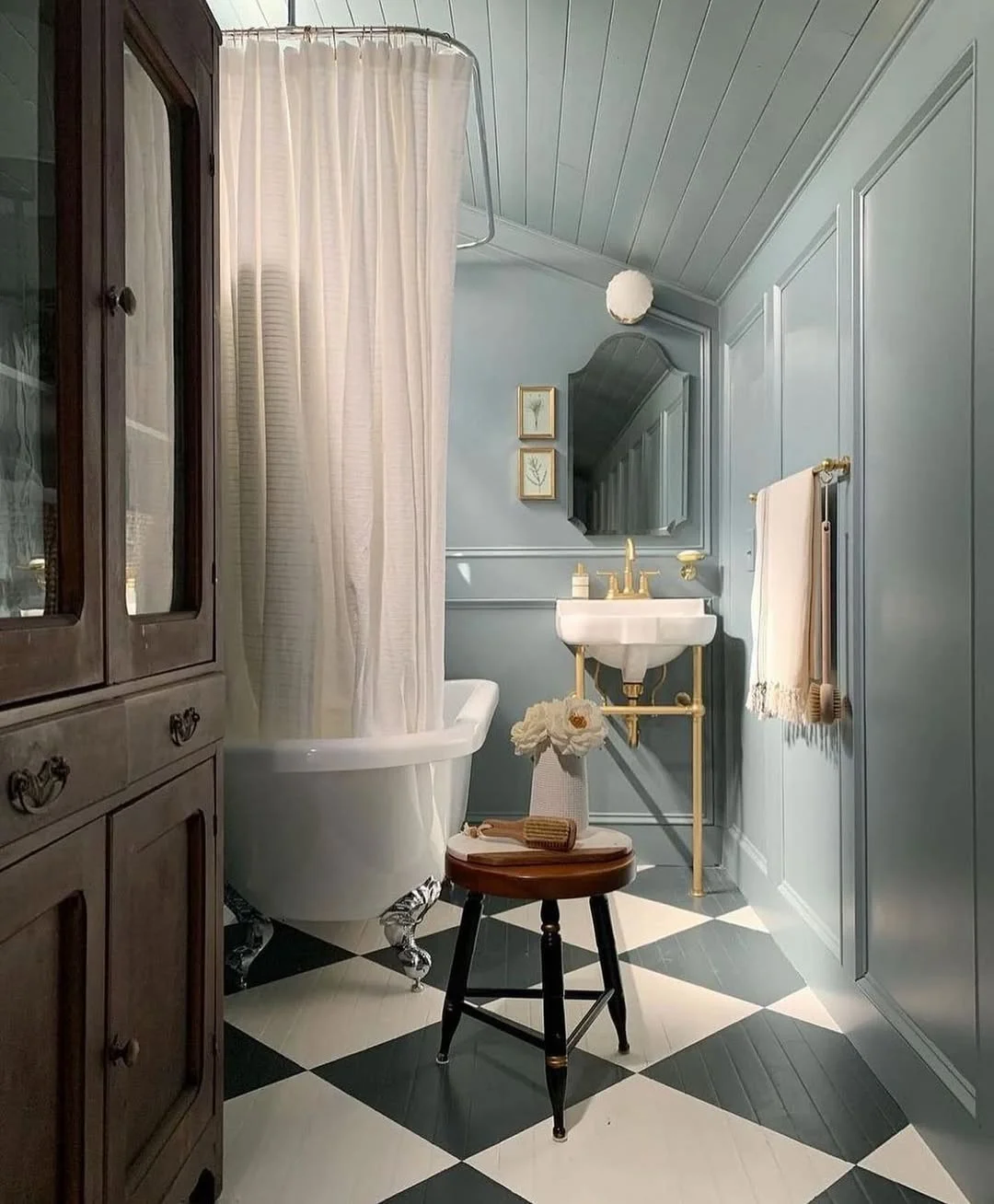 Vintage Farmhouse Bathroom