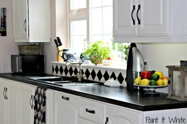 Textured Black Hardware for a Sophisticated Kitchen