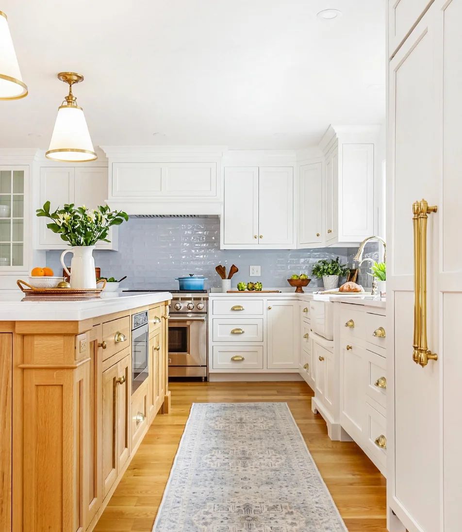 Bright &amp; Luxurious: The White-and-Gold Kitchen Dream