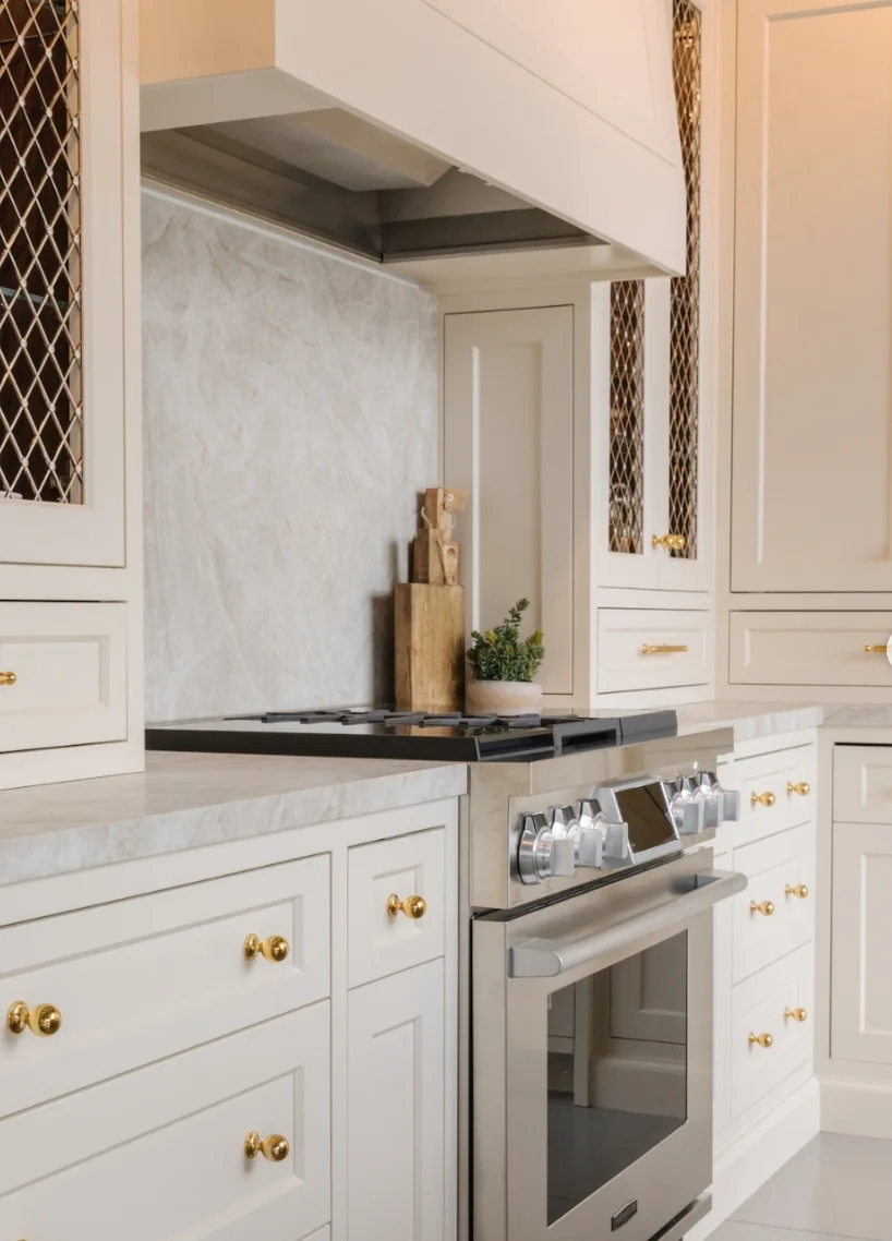 Minimalist Beauty: White Kitchen with Subtle Gold Touches