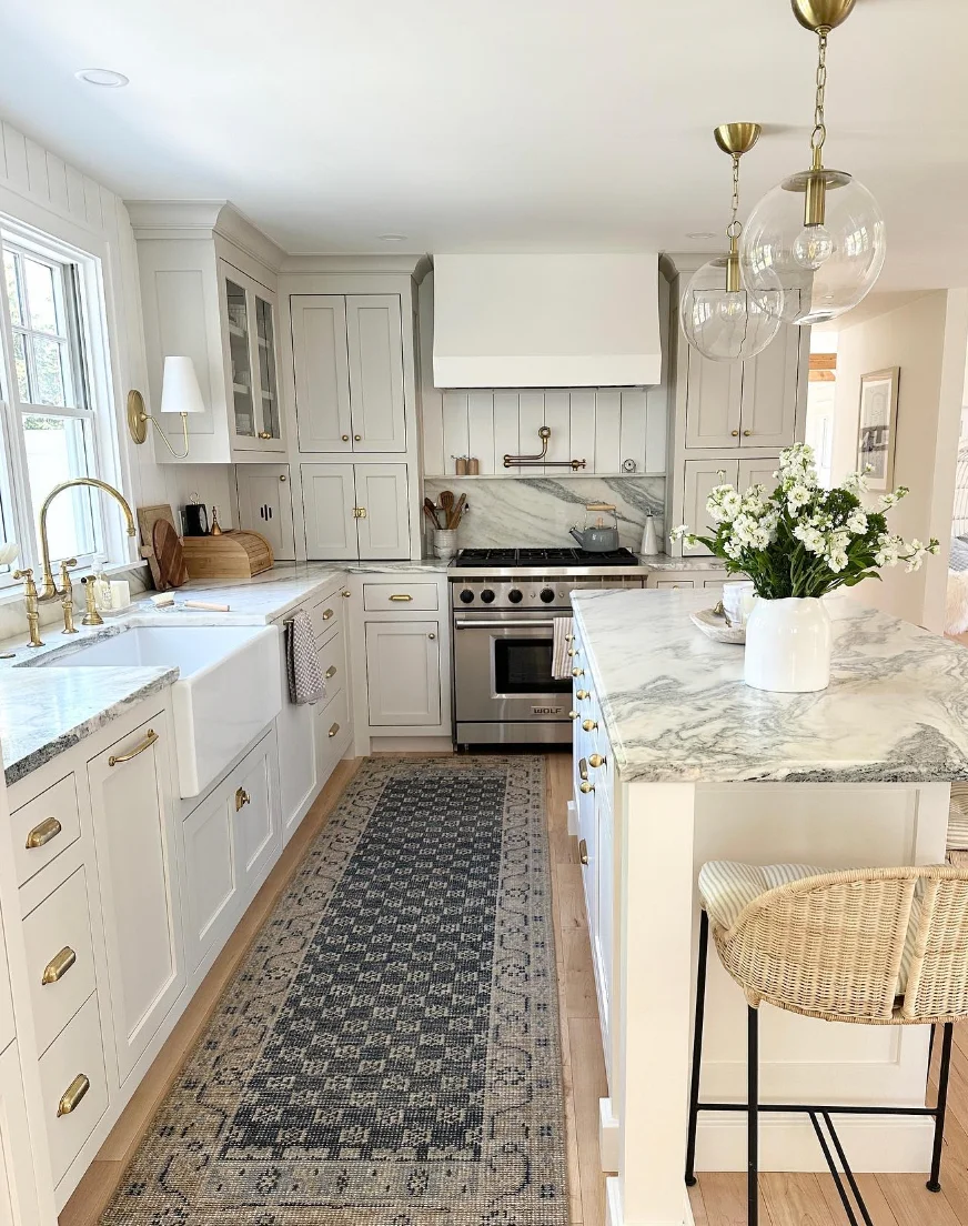 Classic Charm: Shaker Cabinets with Marble &amp; Gold