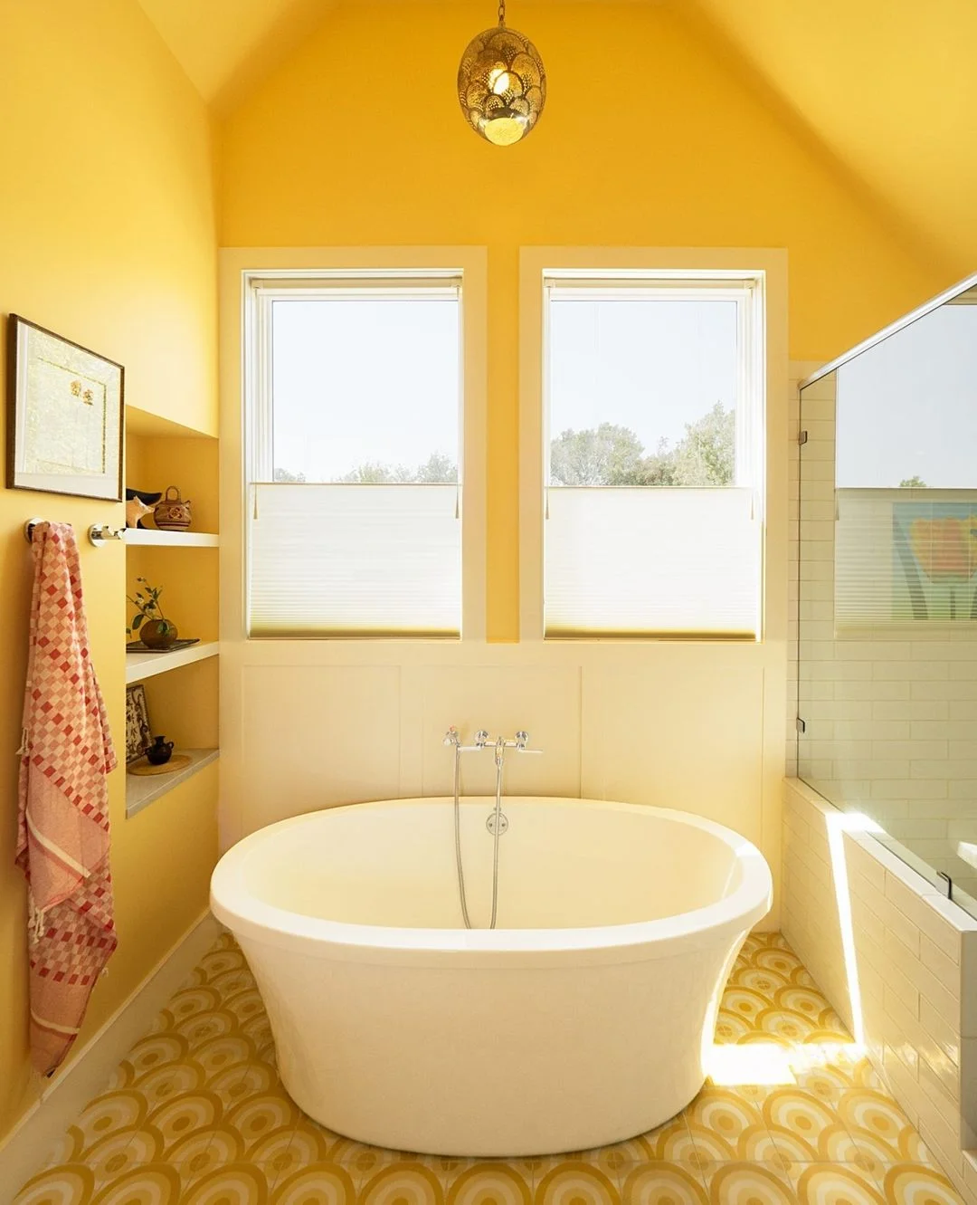 Sunrise Serenity: A Yellow &amp; White Bathroom Retreat